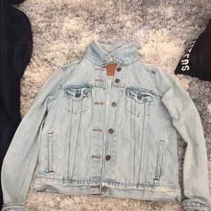light wash levi’s denim jacket